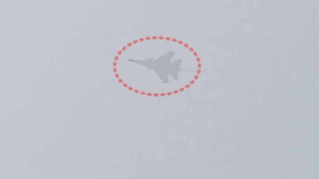 Jabalpur News: फाइटर प्लेन आया जबलपुर में नजर, घरों से बाहर निकल आए लोग Jabalpur News: फाइटर प्लेन आया जबलपुर में नजर, घरों से बाहर निकल आए लोग