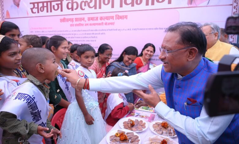 Ready to Eat Cakes : जब मुख्यमंत्री विष्णुदेव साय खुद बने बच्चे और रेडी टू ईट से बने केक को काटा