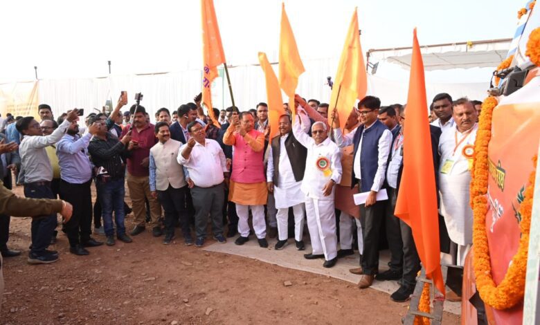 Green Flag : मुख्यमंत्री विष्णु देव साय ने छत्तीसगढ़ युवा प्रगतिशील किसान संघ द्वारा श्रीराम प्राण प्रतिष्ठा कार्यक्रम के लिए हरी सब्जी से भरे दो ट्रक को हरी झंडी दिखाकर श्री राम जन्मभूमि अयोध्या के लिए रवाना किया