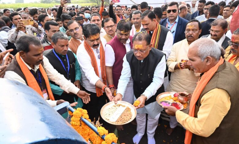 Jaggery Industry launch : मुख्यमंत्री विष्णु देव साय ने कबीरधाम जिले के ग्राम कुसुमघटा में नवनिर्मित गुड़ उद्योग का किया शुभारंभ