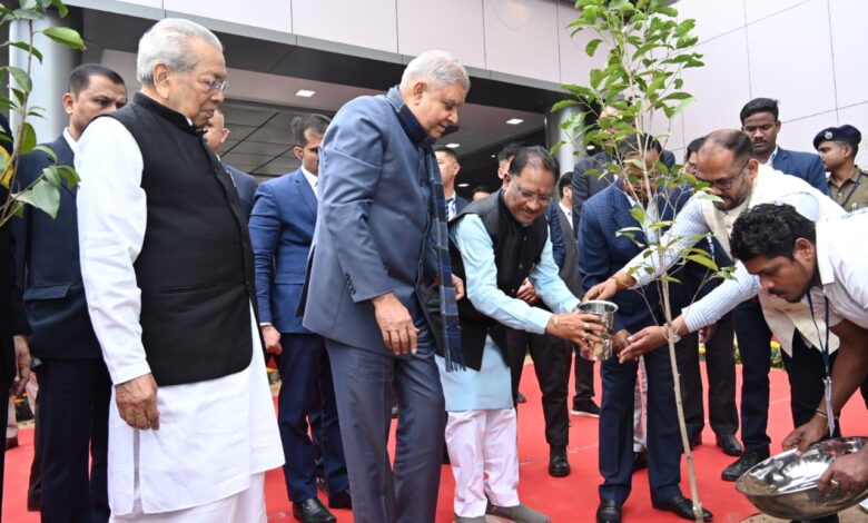 Tree Plantation : उप राष्ट्रपति जगदीप धनखड़, राज्यपाल विश्वभूषण हरिचंदन और मुख्यमंत्री विष्णु देव साय ने विश्वविद्यालय परिसर में मौल श्री का पौधा रोपण किया