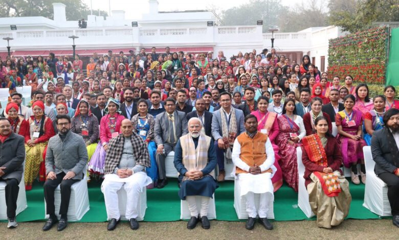 CG Folk Artistes met PM : छत्तीसगढ़ की झांकी ‘बस्तर की आदिम जनसंसद, मुरिया दरबार‘ में शामिल लोक-कलाकारों ने प्रधानमंत्री नरेन्द्र मोदी से की मुलाकात