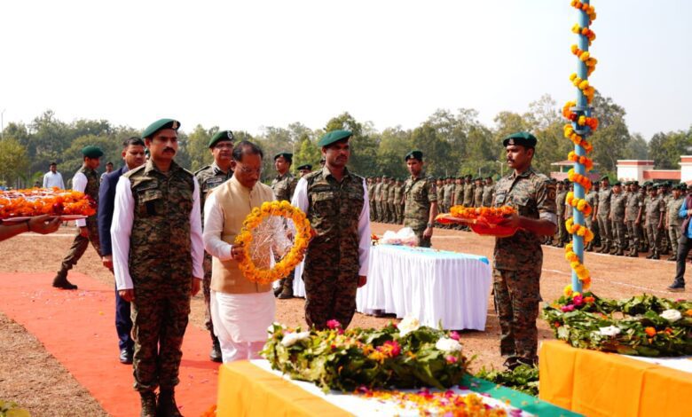 Floral Tribute : मुख्यमंत्री विष्णु देव साय ने शहीद जवानों के पार्थिव शरीर पर पुष्पचक्र अर्पित कर श्रद्धांजलि दी