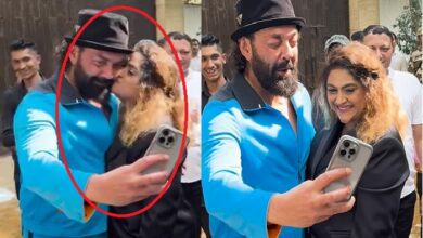 Bollywood actor Bobby Deol : सेल्फी लेते-लेते महिला फैन ने Bobby Deol को कर लिया Kiss