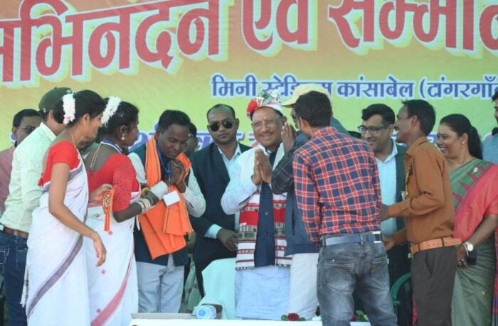 CG CM in Jashpur : मुख्यमंत्री विष्णु देव साय जशपुर के टांगरगांव में सफाई कर्मचारी कल्याण संघ के अभिनंदन सम्मान समारोह में शामिल हुए