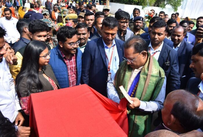 Statue Unveiled : मुख्यमंत्री विष्णु देव साय ने कैम्प कार्यालय में पूर्व प्रधानमंत्री भारत रत्न स्वर्गीय अटल बिहारी वाजपेयी की मूर्ति का किया अनावरण