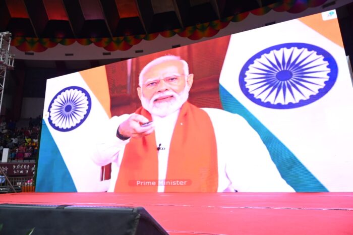 PM Modi : प्रधानमंत्री नरेन्द्र मोदी ने बटन दबाकर 34,427 करोड़ रूपए की 10 परियोजनाओं का किया लोकार्पण और शिलान्यास