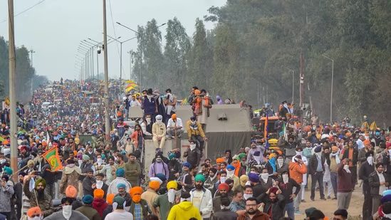 Delhi Farmers Protest : किसानों और पुलिस के बीच टकराव शुरू, शंभू बॉर्डर पर चले आंसू गैस के गोले